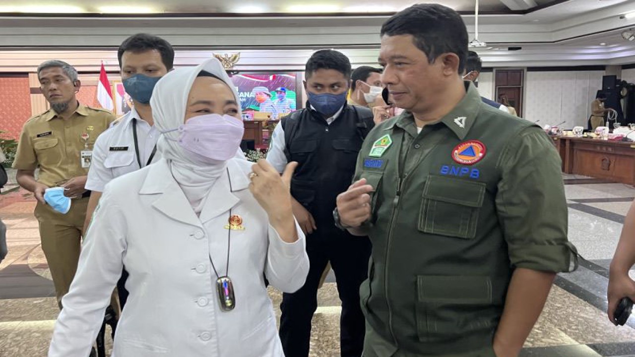 Kepala BMKG Dwikorita Karnawati dan Kepala BNPB Letjen TNI Suharyanto berbincang usai Rapat Koordinasi Penanganan Bencana Tingkat Provinsi Jawa Tengah Tahun 2023 di Semarang, Senin (2/1/2023). ANTARA/Wisnu Adhi