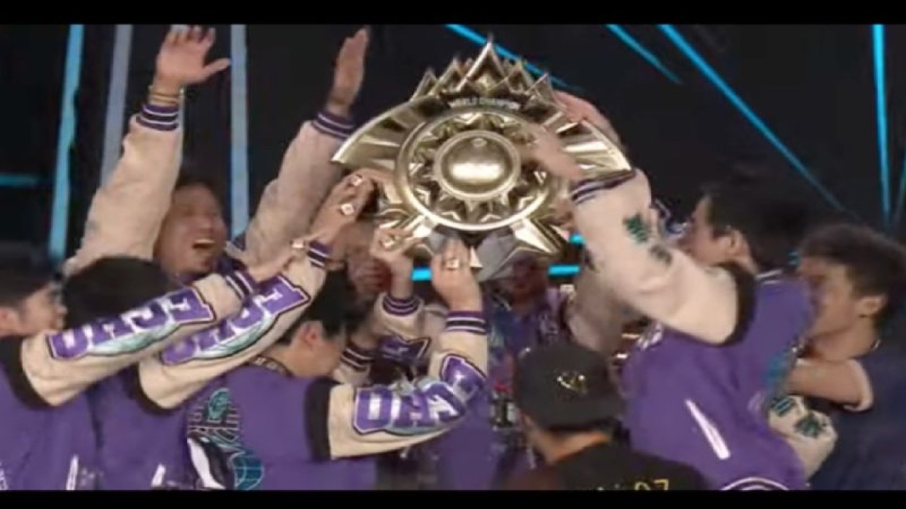 Tangkap layar - Tim Filipina Echo mengangkat trofi usai dinobatkan sebagai juara M4 World Championship setelah mengalahkan sang juara bertahan rekan senegaranya Blacklist International pada babak Grand Final di Jakarta, Minggu (15/1/2023). (ANTARA/youtube/Mobile Legends:Bang-Bang)