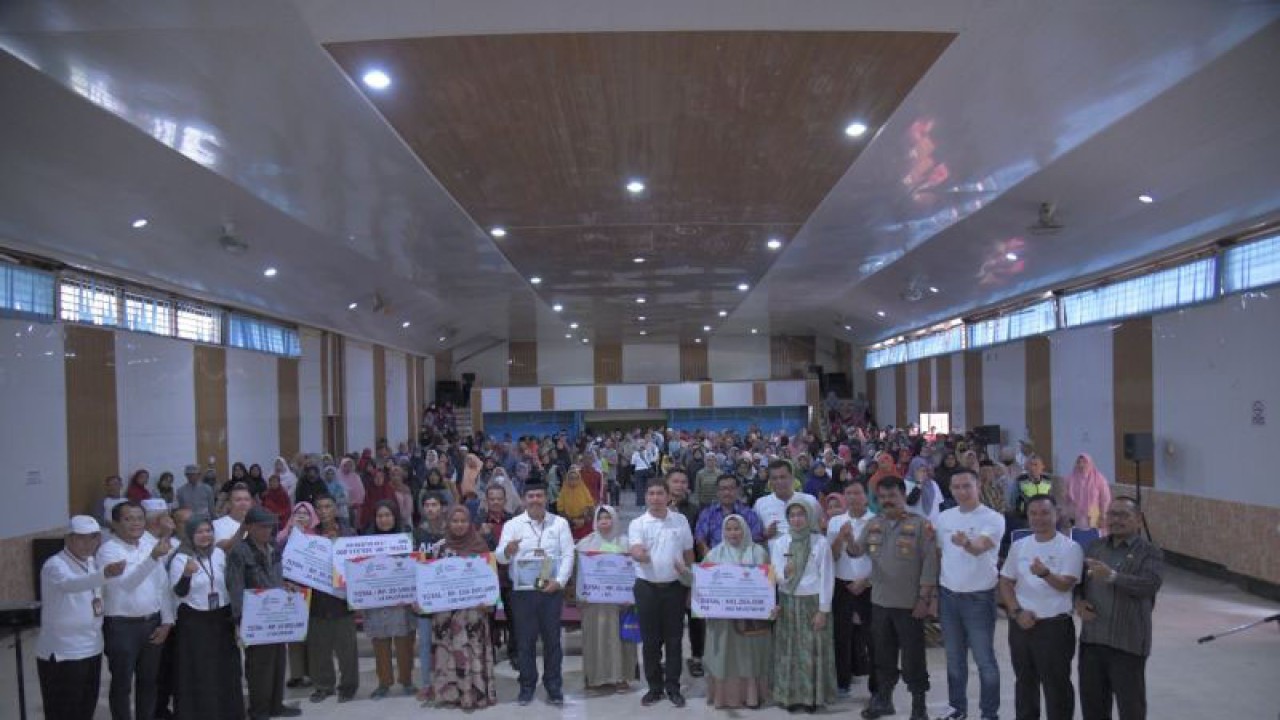 Wali Kota Sawahlunto Deri Asta dan Ketua BAZNAs Edrizon Effendi berfoto bersama dengan para mustahiq pada acara HUT BAZNas ke-22 Tahun, Kamis. (ANTARA/Yudha Ahada)