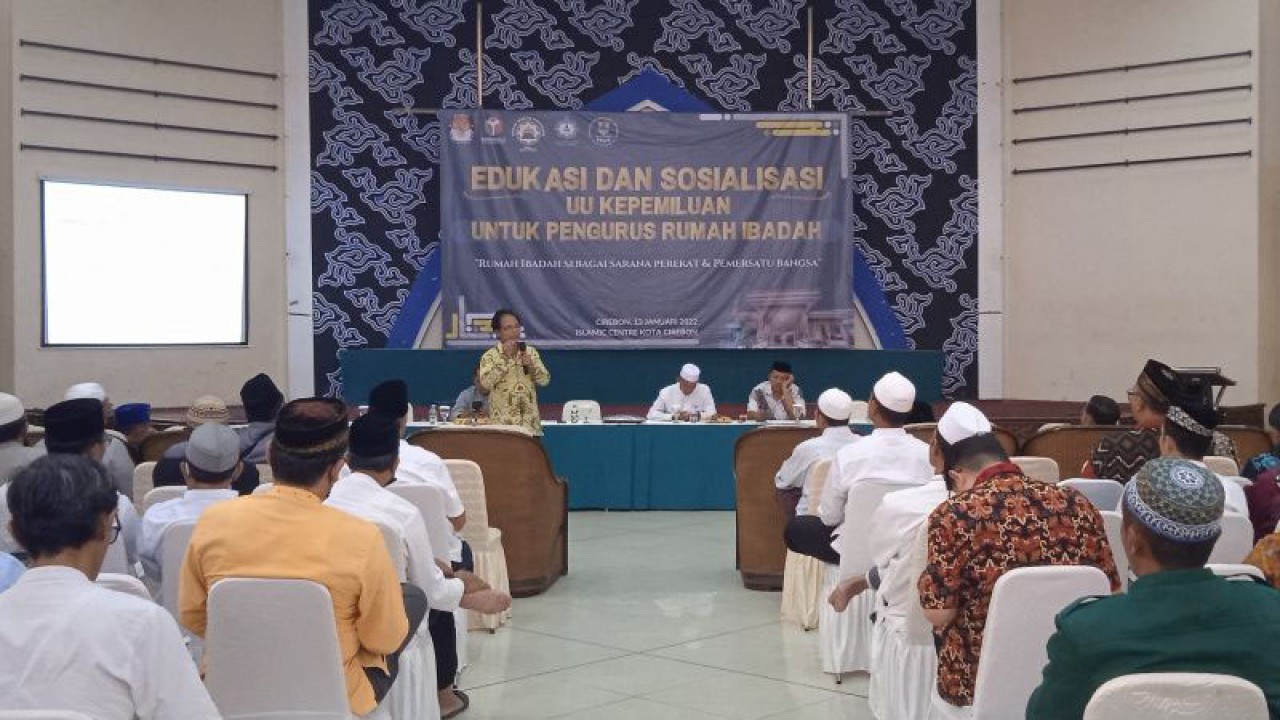 Kegiatan edukasi dan sosialisasi kepada pengurus rumah ibadah terkait pemilu di Cirebon, Jawa Barat, Jumat (13/1/2023). (ANTARA/Khaerul Izan)