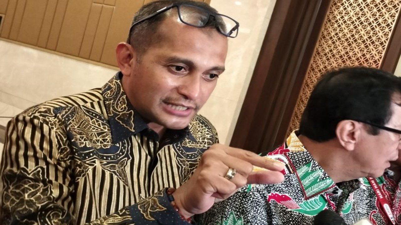 Dokumentasi - Wakil Menteri Hukum dan Hak Asasi Manusia (Wamenkumham) Edward Omar Sharif Hiariej saat diwawancarai awak media massa di Jakarta, Senin, (12/12/2022). ANTARA/Muhammad Zulfikar)