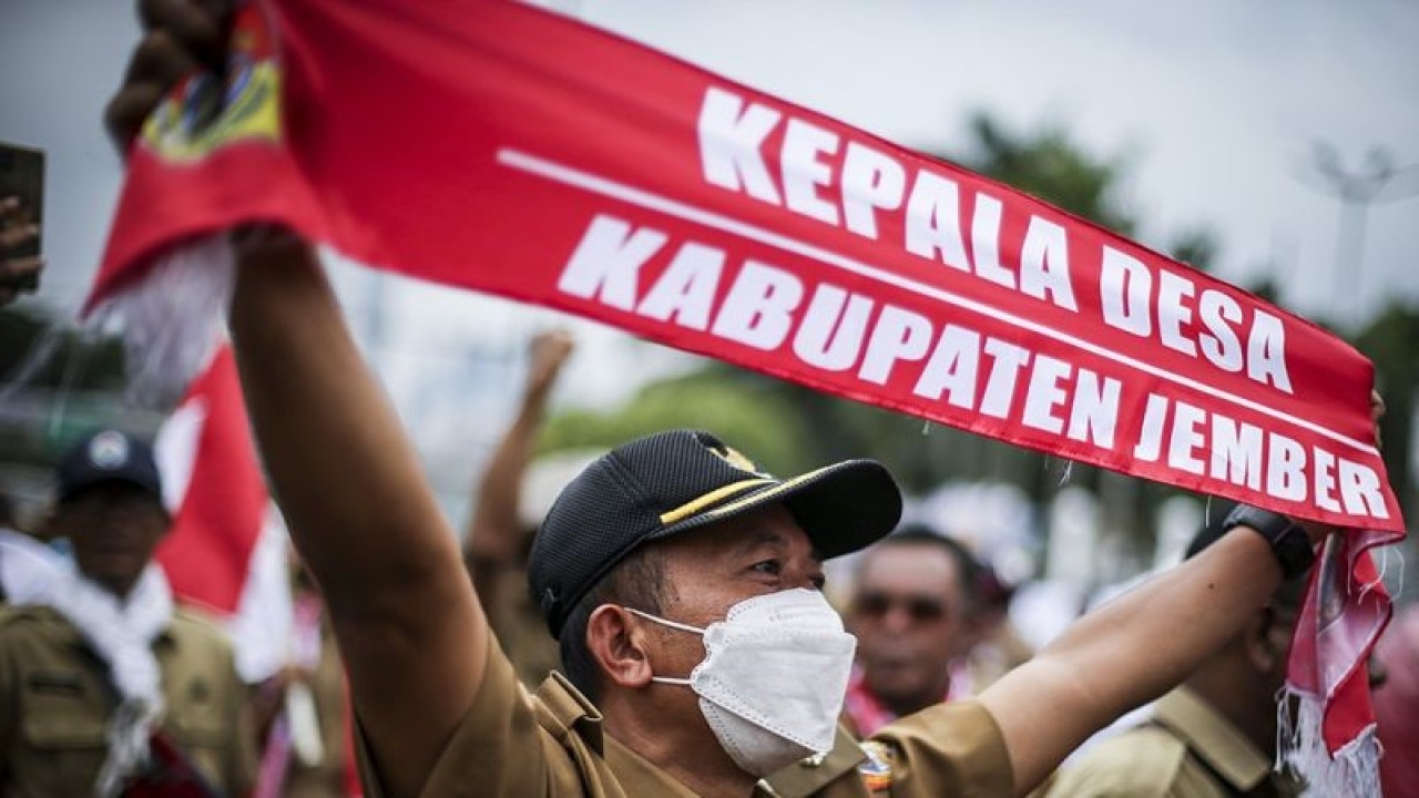 Dokumen - Massa dari Perkumpulan Aparatur Pemerintah Desa Seluruh Indonesia berunjuk rasa di depan Gedung DPR, Senayan, Jakarta, Selasa (17/1/2023). Dalam aksinya mereka menuntut pemerintah dan DPR merevisi aturan masa jabatan kepala desa dari 6 tahun menjadi 9 tahun per periode. ANTARA FOTO/Rivan Awal Lingga/rwa.