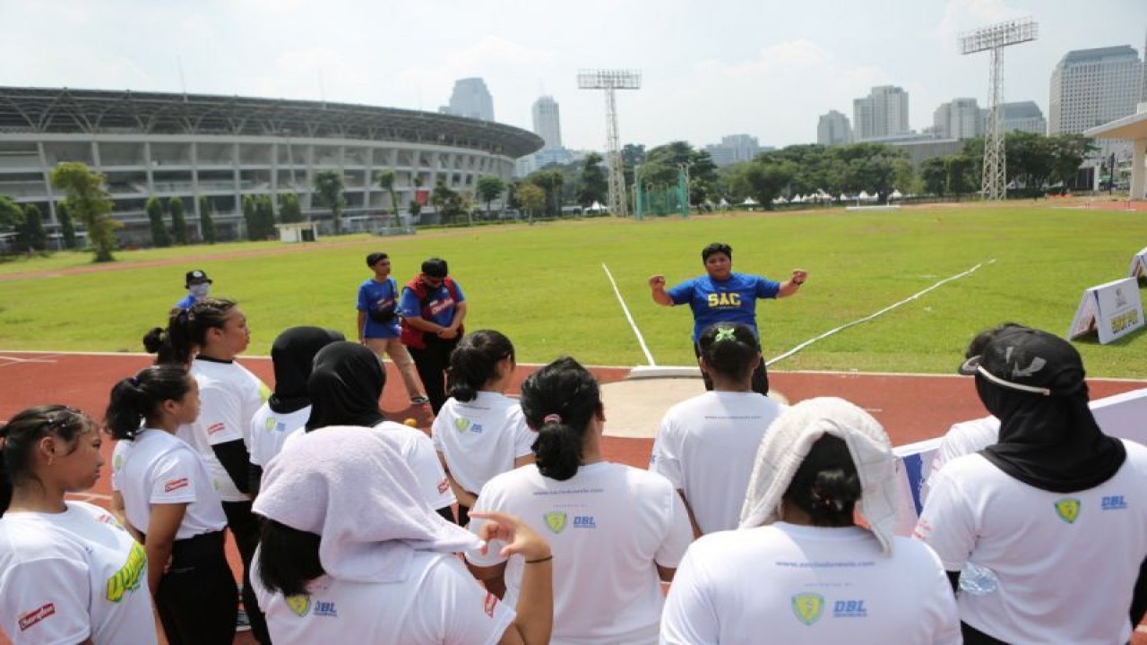 Eki Febri Ekawati berbagi pengalaman kepada atlet muda tolak peluru yang turun di Student Athletics Championships (SAC) di Stadion Madya, Senayan, Jakarta, Kamis (12/1/2023). (ANTARA/HO-SAC)
