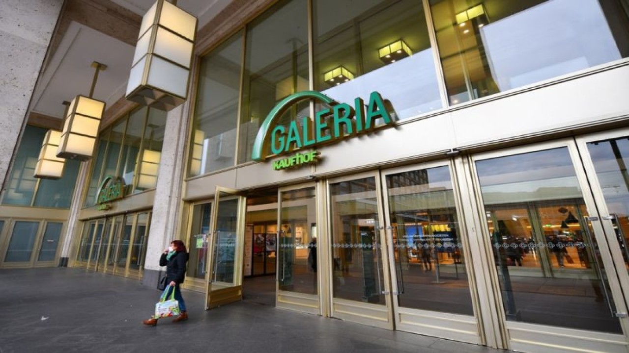 Seorang konsumen meninggalkan pusat perbelanjaan di Berlin, ibu kota Jerman, pada 7 November 2022. ANTARA/Xinhua/Ren Pengfei