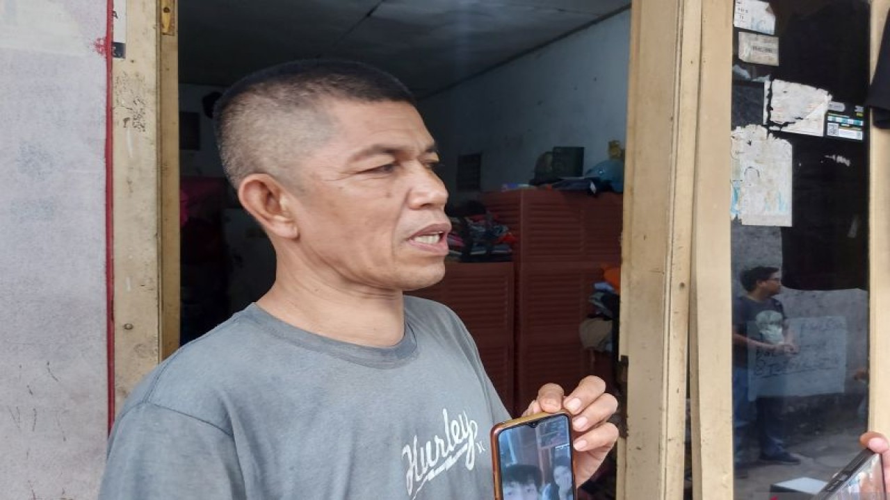 Ayah siswi SMA hilang menunjukkan foto Ela Septiana di kediamannya, Duren Sawit, Jakarta, Senin (9/1/2023). ANTARA/Yogi Rachman
