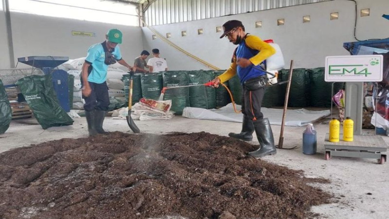 Pekerja sedang membuat pupuk bokashi yang difermentasi menggunakan teknologi EM4. ANTARA/HO-PT Karya Pak Oles Tokcer
