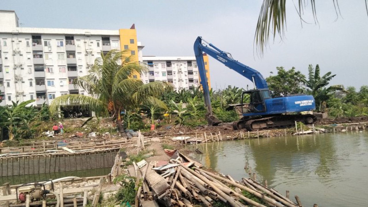 Pengerukan tanah untuk pembuatan tempat penampungan air skala besar atau embung di kawasan rawan genangan di Kampung Bulak RT 10/01, Semanan, Kalideres. (ANTARA/Devi Nindy)