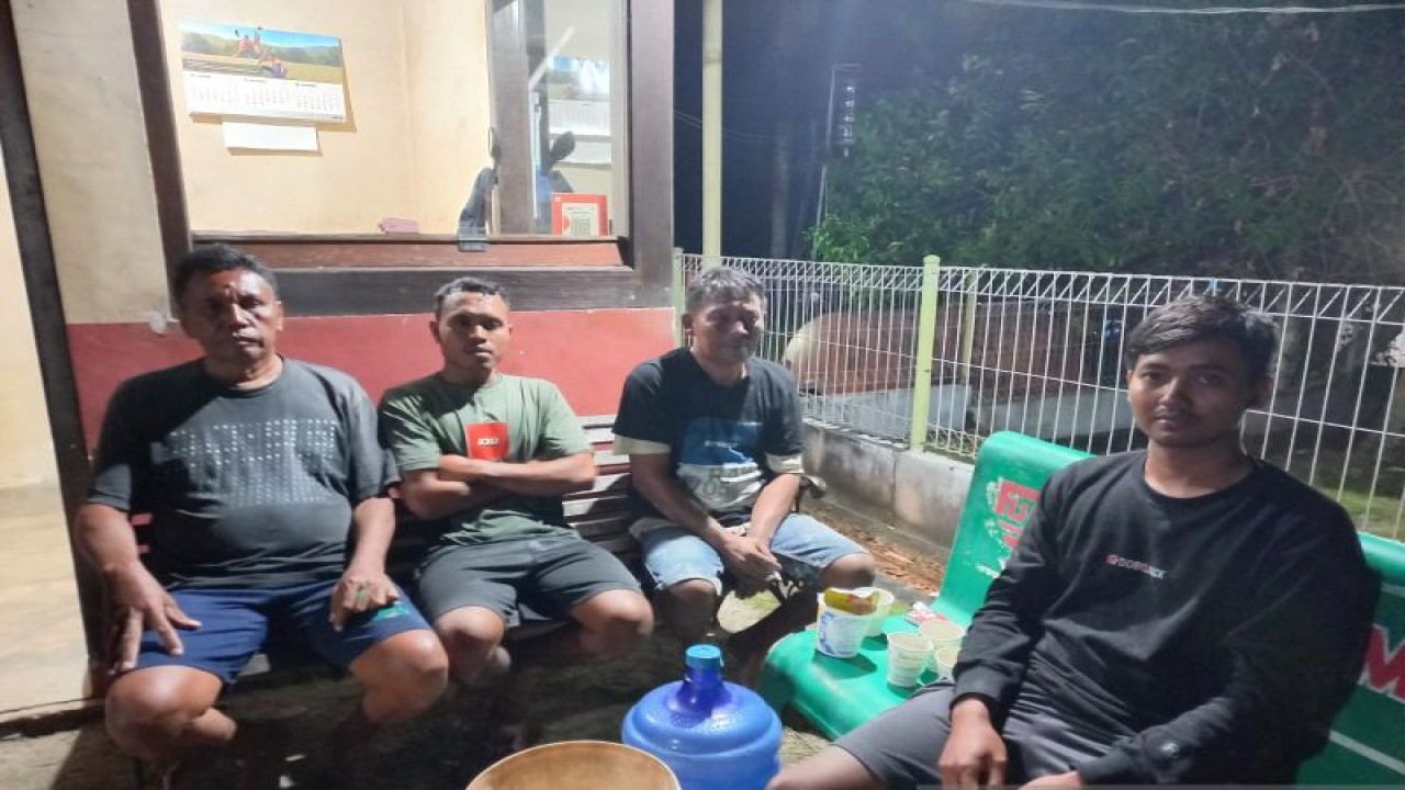 Empat dari 10 kru kapal Tugboat Muara Sejati yang selamat (ANTARA/Ho Basarnas Babel)