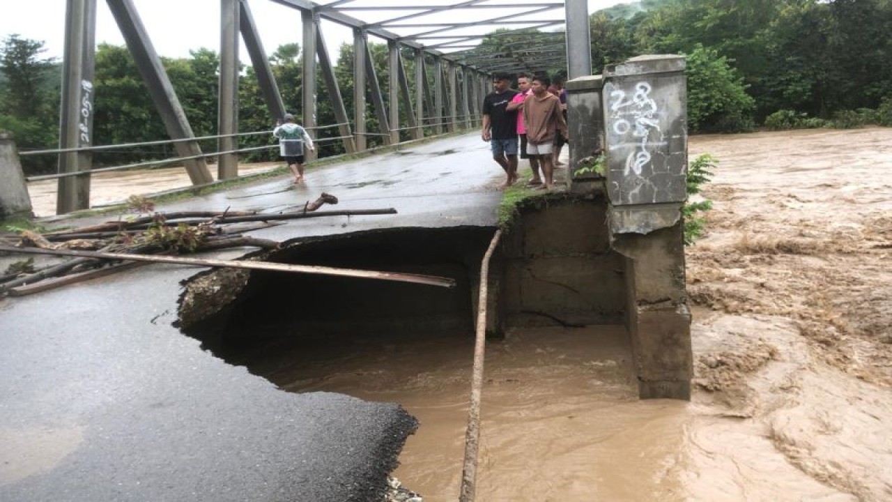 Kondisi jembatan Kapsasli Manubelon di Kabupaten Kupang Provinsi Nusa Tenggara Timur rusak akibat terjangan banjir pada 25 Desember 2022 lalu. (ANTARA/HO-Dinas PUPR Kabupaten Kupang)