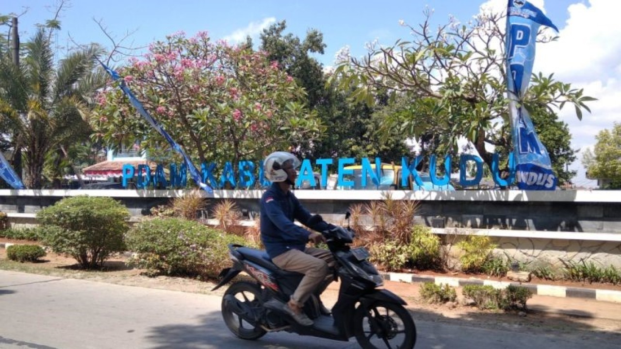 Kantor Perumda Tirta Muria atau lebih dikenal PDAM Kudus, Jawa Tengah. (ANTARA/Akhmad Nazaruddin Lathif)