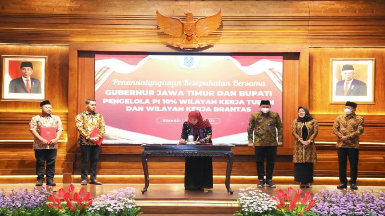 Gubernur Jatim Khofifah Indar Parawansa menandatangani kesepakatan bersama pengelolaan "participating interest" (PI) 10 persen untuk wilayah kerja minyak dan gas Brantas di Gedung Negara Grahadi Surabaya, Selasa malam (3/1/2023). (ANTARA/HO-Biro Adpim Jatim)
