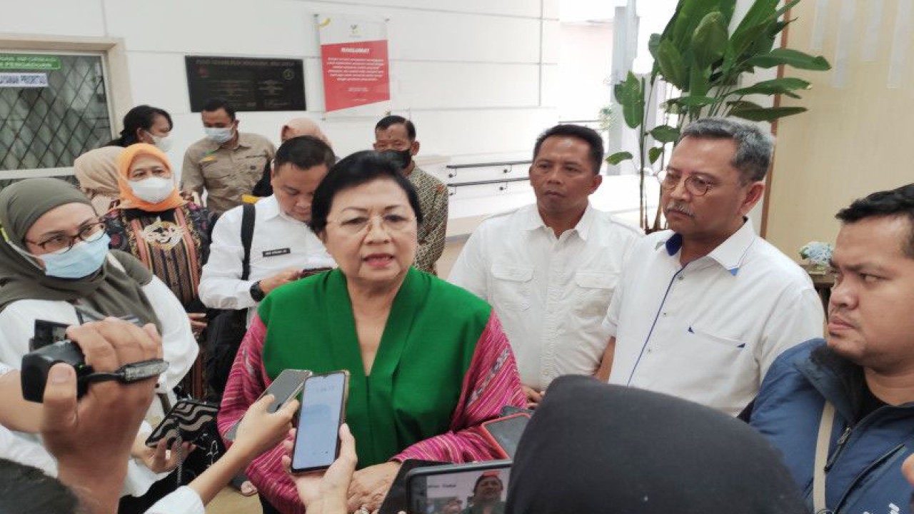 Mantan Menteri Sosial (Mensos) Endang Kusuma Inten Soeweno di Sentra Terpadu Inten Soeweno (STIS), Cibinong, Kabupaten Bogor, Jawa Barat, Rabu (11/1/2023). (ANTARA/M Fikri Setiawan)