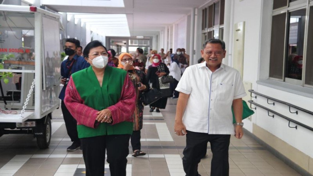 Mantan Menteri Sosial Endang Kusuma Inten Soeweno (kiri) mengunjungi Sentra Terpadu Inten Soeweno (STIS), Bogor, Jawa Barat, Rabu (11/1/2023). (ANTARA/HO-Kemensos)
