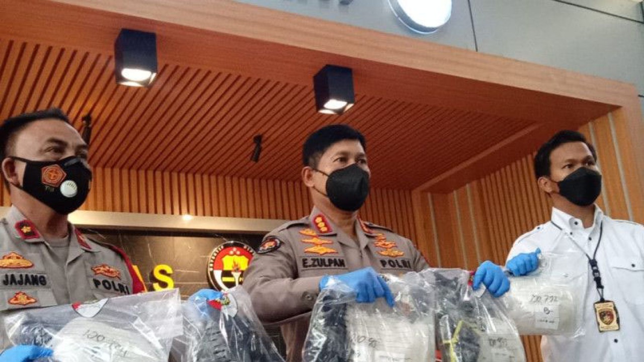 Kabid Humas Polda Metro Jaya Kombes Pol Endra Zulpan (tengah) perlihatkan barang bukti narkotika jenis sabu hasil pengungkapan Polres Kepulauan Seribu dalam jumpa pers di Polda Metro Jaya, Jakarta, Selasa (25/1). ANTARA/Fianda Sjofjan Rassat