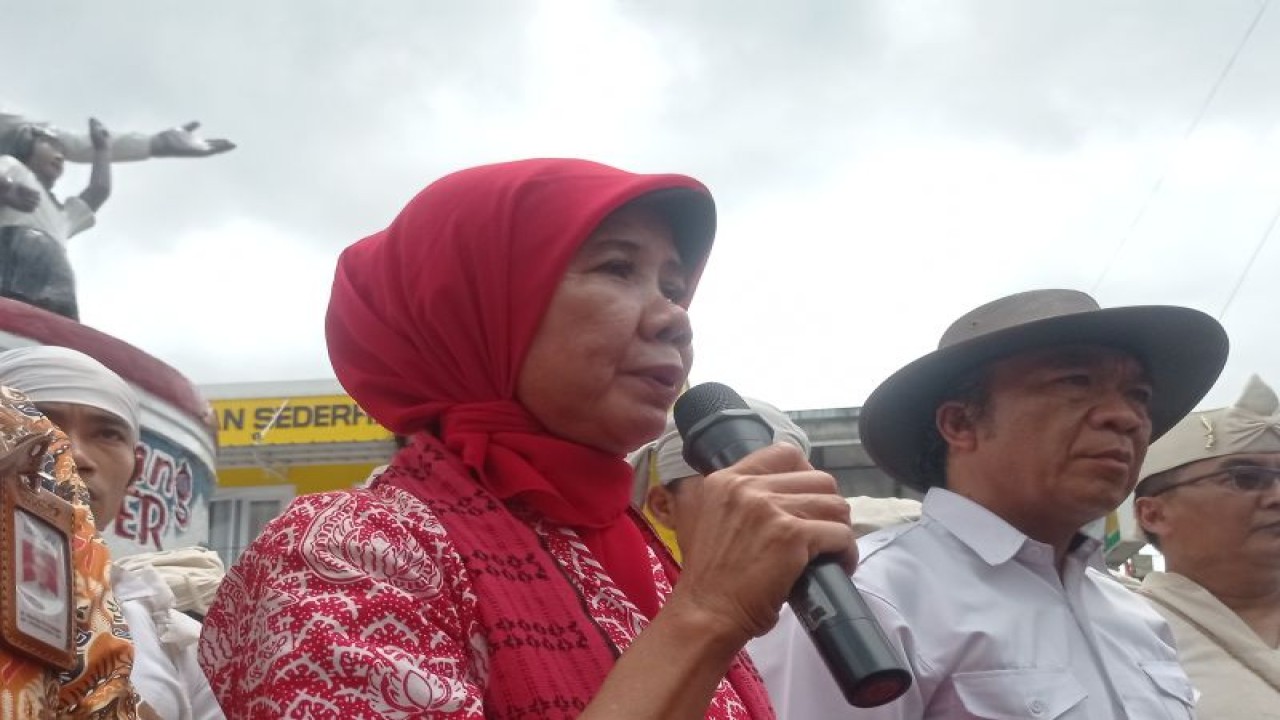 Deputi Keluarga Berencana dan Kesehatan Reproduksi BKKBN Eni Gustina (kiri) dan Penjabat Gubernur Banten Almuktabar (kanan). ANTARA/Mansur