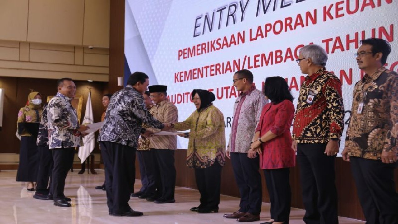 Mensos menghadiri kegiatan Entry Meeting atas Pemeriksaan Laporan Keuangan Kementerian/Lembaga Tahun 2022 di Lingkungan Auditorat Utama Keuangan Negara (AKN) III di Auditorium Lantai 2 Gedung Tower BPK RI Jakarta, Rabu (11/1/2022). (ANTARA/HO-Kemensos)