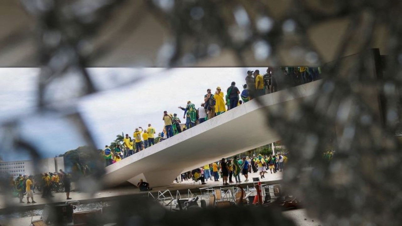Massa pendukung mantan Presiden Brazil Jair Bolsonaro berunjuk rasa menentang Presiden Luiz Inacio Lula da Silva di Brasilia, Brazil, Minggu (8/1/2023). ANTARA FOTO/REUTERS/Adriano Machado/foc.