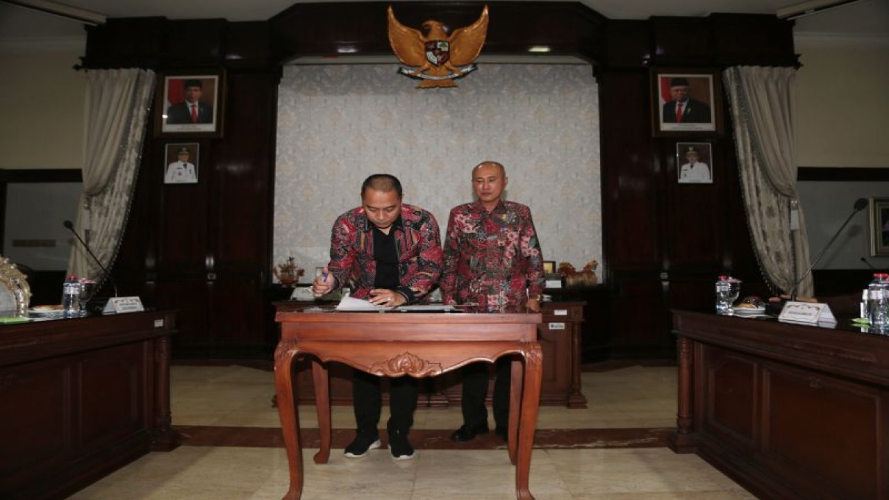 Wali Kota Surabaya Eri Cahyadi dan Ketua IKA ITS Pengurus Wilayah Jawa Timur Wahid Wahyudi saat menandatangani MoU di Balai Kota Surabaya, Jumat (27/1/2023). (ANTARA/HO-Diskominfo Surabaya)