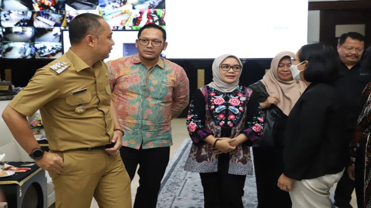 Wali Kota Surabaya Eri Cahyadi (kiri) dan Kepala Kantor Unicef untuk Wilayah Jawa, Tubagus Arie Rukmantara saat ngobrol di Balai Kota Surabaya, Senin (30/1/2024). (ANTARA/HO-Diskominfo Surabaya)