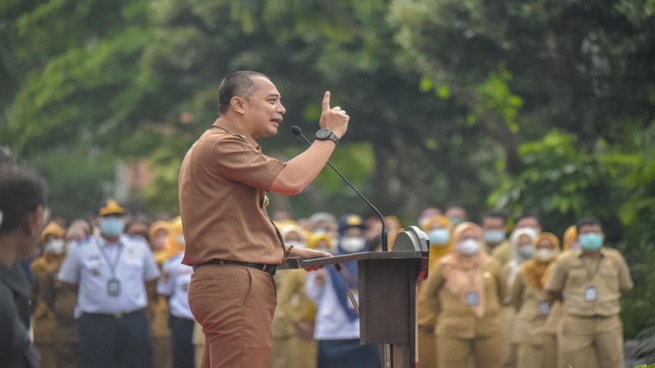 Wali Kota Surabaya Eri Cahyadi saat apel pagi bersama jajaran Kepala Perangkat Daerah (PD), Kepala Bidang (Kabid), hingga para staf di halaman Balai Kota Surabaya, Selasa (31/1/2023). (ANTARA/HO-Diskominfo Surabaya)