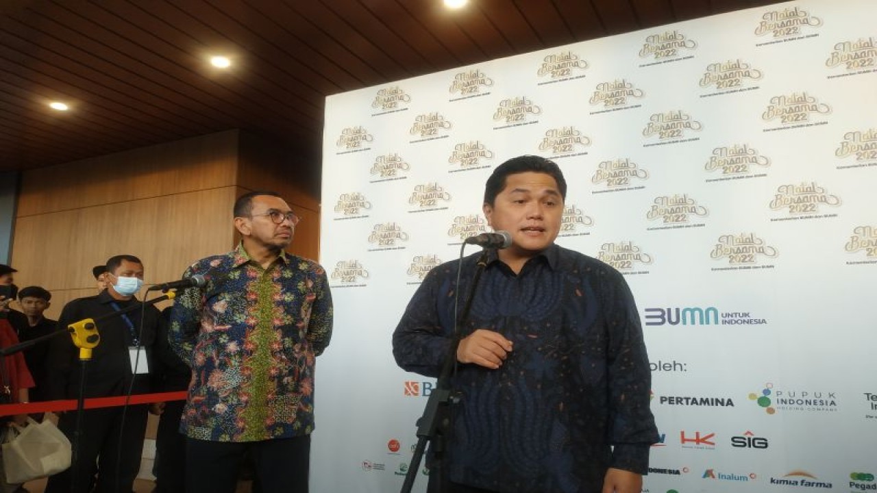 Menteri Badan Usaha Milik Negara (BUMN) Erick Thohir (kanan) dalam konferensi pers Natal Bersama 2022 Kementerian BUMN dan BUMN di Tangerang, Banten, Sabtu (14/1/2023). ANTARA/Agatha Olivia Victoria.