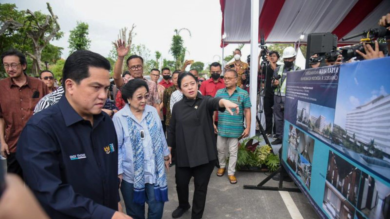 Menteri Badan Usaha Milik Negara (BUMN)​​​​​​​ Erick Thohir (kiri), Presiden ke-5 RI Megawati Soekarnoputri (tengah), dan Ketua DPR RI Puan Maharani (kanan) saat meninjau pembangunan RS Internasional Bali di KEK Sanur, Denpasar, Bali, Senin (16/1/2023). ANTARA/HO-DPR