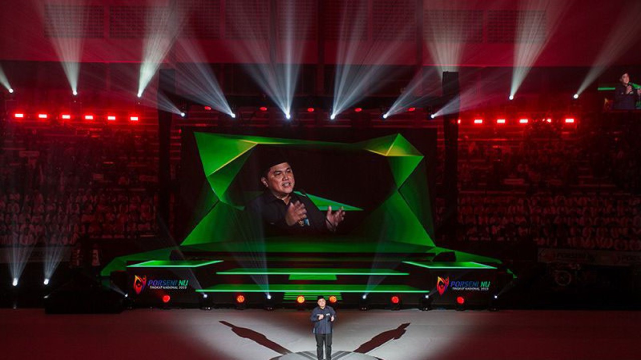 Menteri BUMN Erick Thohir memberikan sambutan pada pembukaan Porseni NU di GOR Sritex Arena, Surakarta, Jawa Tengah, Senin (16/1/2023). (ANTARA FOTO/Mohammad Ayudha/tom/aa)