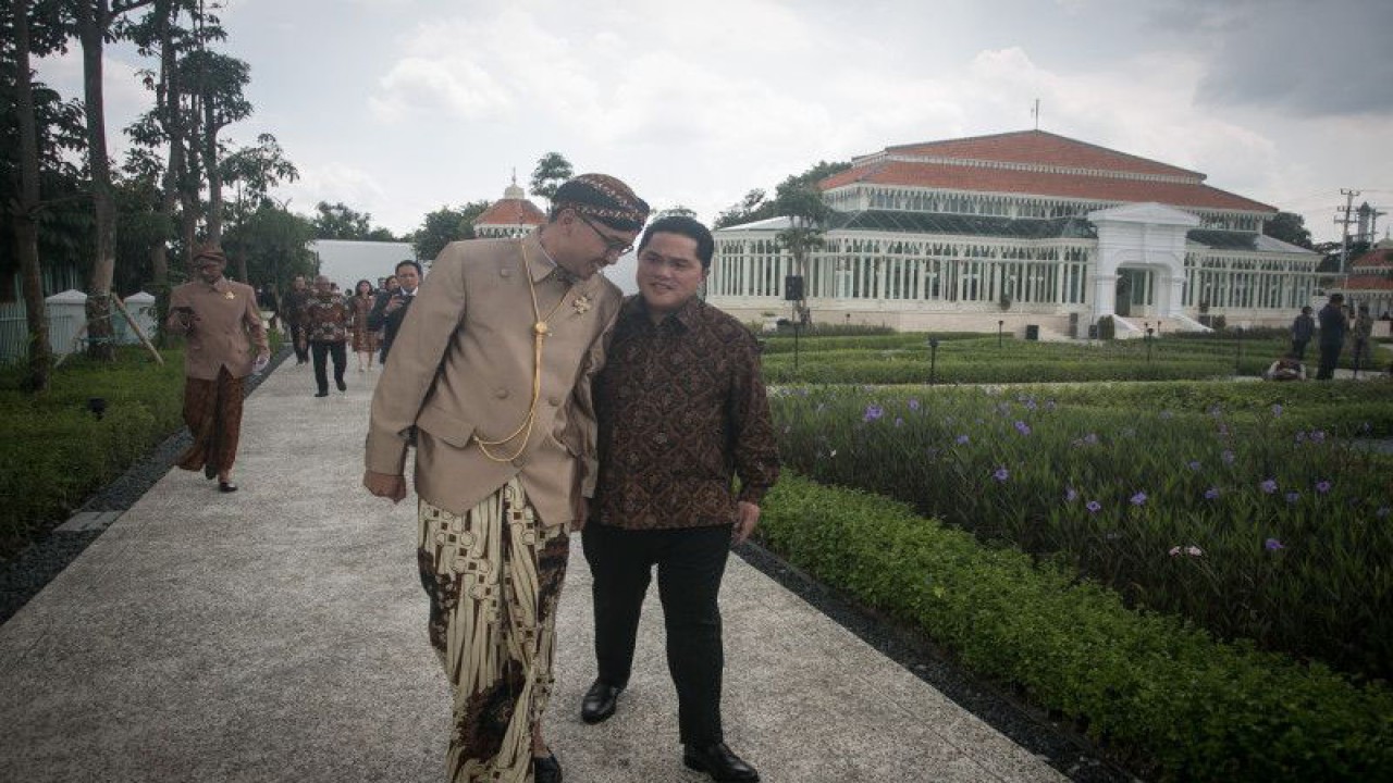 Menteri BUMN Erick Thohir (kanan) berbincang-bincang dengan Raja Mangkunegaran Kanjeng Gusti Pangeran Adipati Arya (KGPPA) Mangkunegara X Bhre Cakrahutomo Wira Sudjiwo (kiri) pada acara peresmian Taman Pracima Tuin di Pura Mangkunegaran, Solo, Jawa Tengah, Sabtu (21/1/2023). ANTARA FOTO/Mohammad Ayudha/hp.