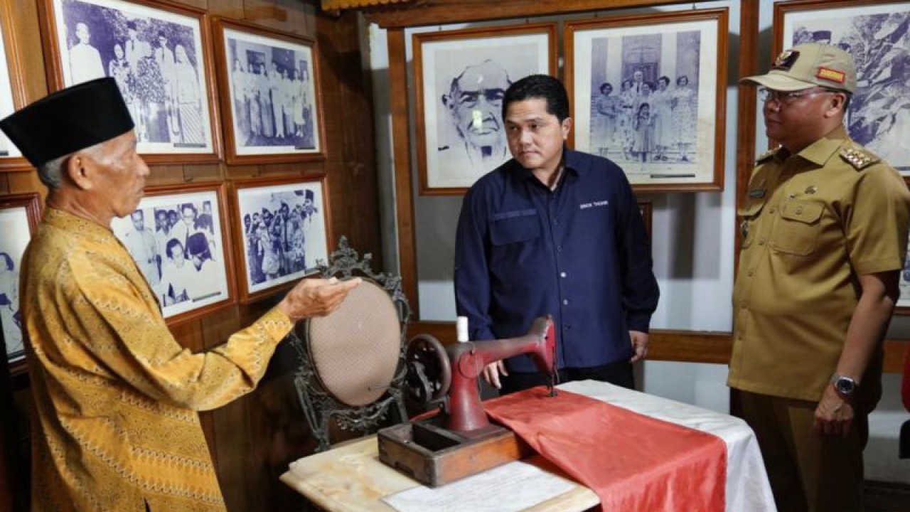 Menteri BUMN Erick Thohir saat mengunjungi rumah pengasingan Presiden pertama RI Soekarno atau Bung Karno yang terletak di Kelurahan Anggut Atas, Kota Bengkulu, Bengkulu, Selasa (24/1/2023). ANTARA/HO-Humas BUMN.