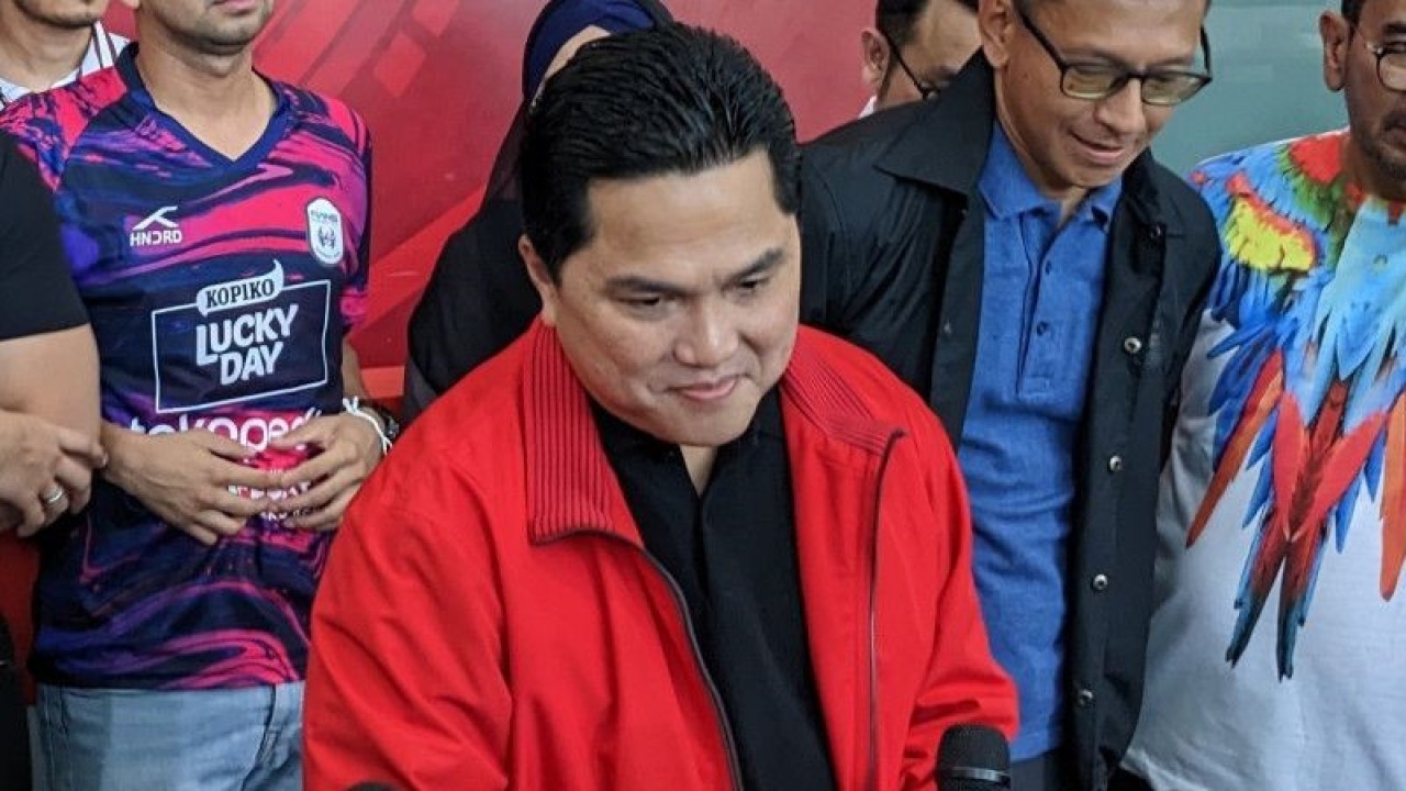 Menteri BUMN Erick Thohir memberikan pernyataan kepada pewarta usai mendaftarkan diri menjadi bakal calon Ketua Umum PSSI periode 2023-2027 di Kantor PSSI, GBK Arena, Jakarta, Minggu (15/1/2023). (ANTARA/Michael Siahaan)