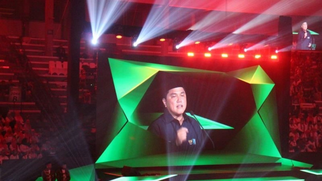 Menteri Badan Usaha Milik Negara (BUMN) Erick Thohir saat membuka  Porseni Satu Abad Nahdlatul Ulama (NU) 2023, di GOR Sritex Arena Solo, Senin (16/1/2023) malam. ANTARA/Bambang Dwi Marwoto.