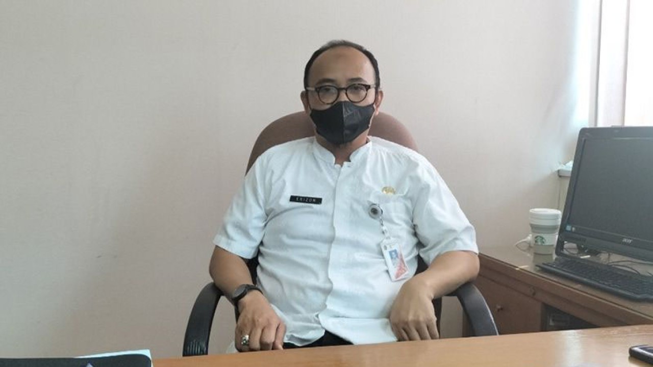 Kepala Suku Dinas Kesehatan Jakarta Barat, Erizon Safari saat ditemui di kantornya (16/9/2022). ANTARA/Walda Marison