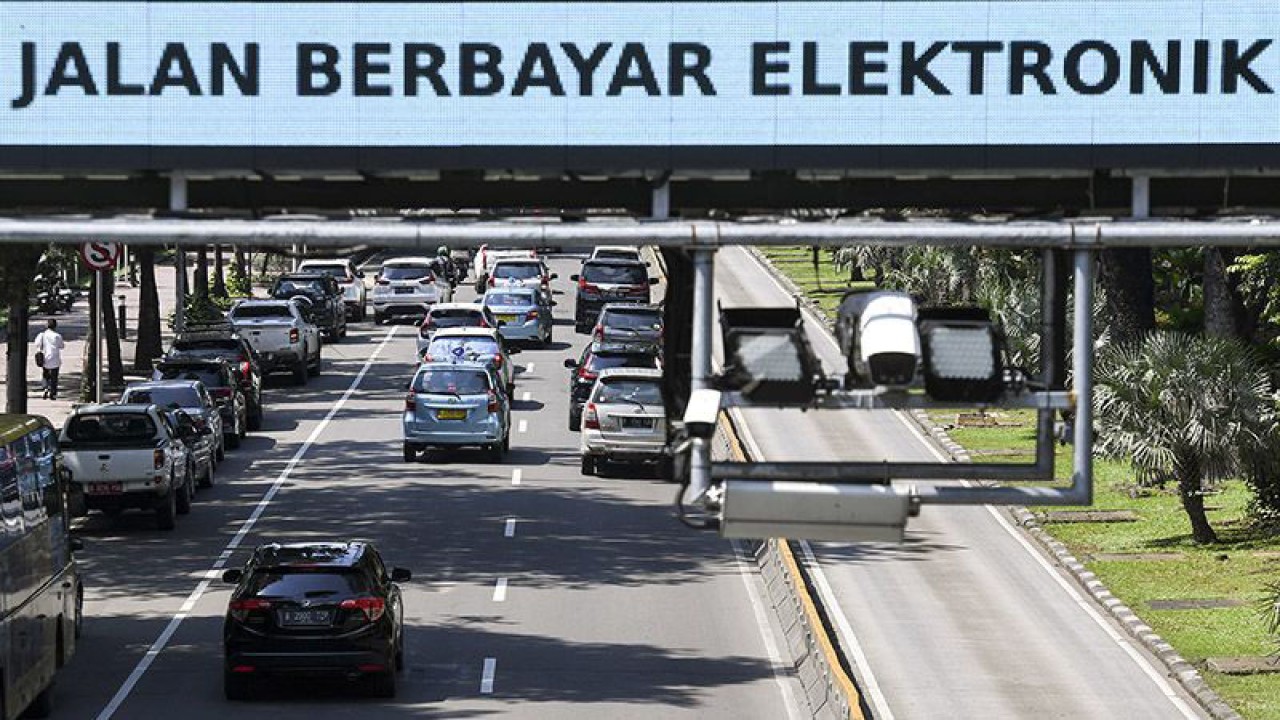 Arsip kendaraan bermotor melintas di bawah alat Sistem Jalan Berbayar Elektronik (ERP) di Jalan Medan Merdeka Barat, Jakarta, Senin (2/3/2020). ANTARA FOTO/Hafidz Mubarak A/ama/aa.