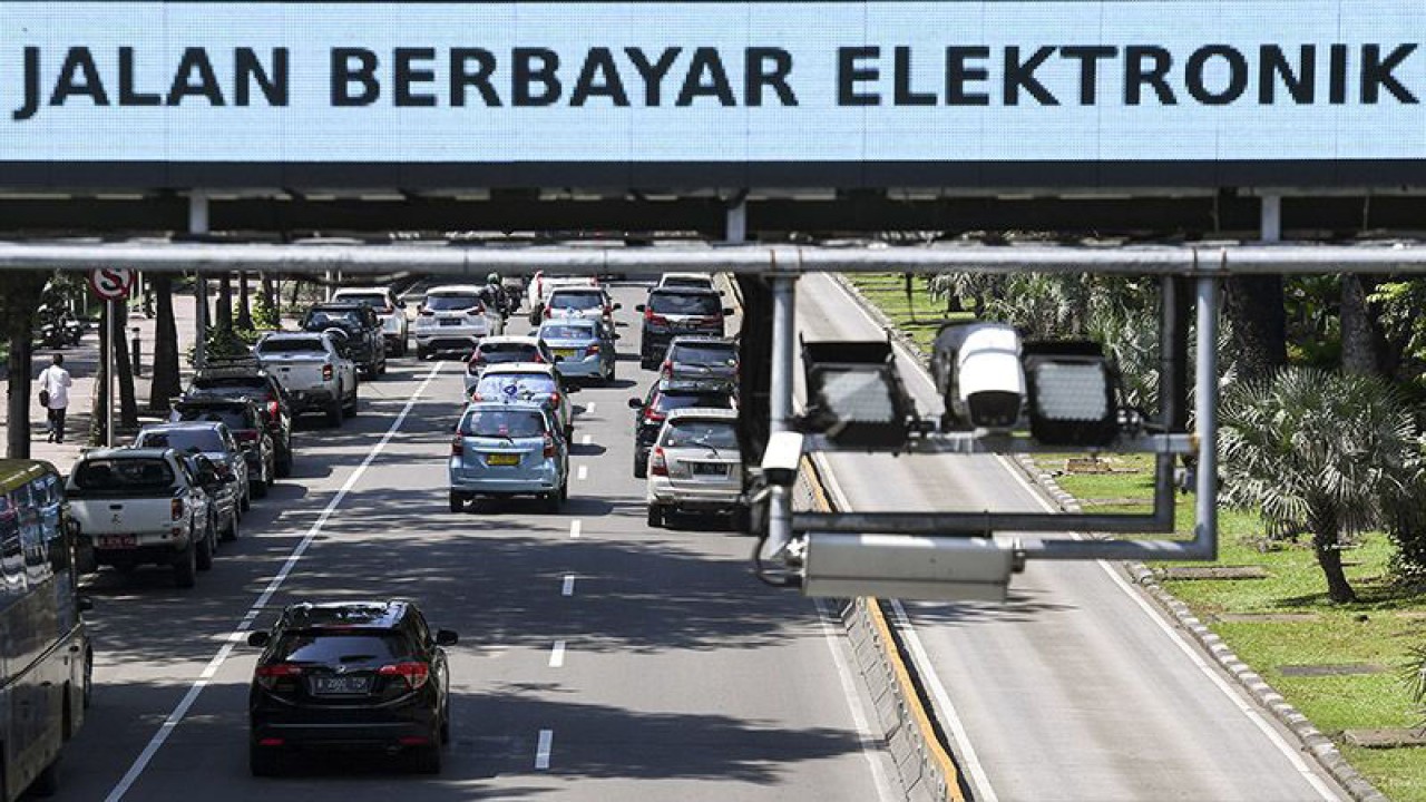 Arsip Foto - Kendaraan bermotor melintas di bawah alat Sistem Jalan Berbayar Elektronik (ERP) di Jalan Medan Merdeka Barat, Jakarta, Senin (2/3/2020). ANTARA FOTO/Hafidz Mubarak A/ama/aa.