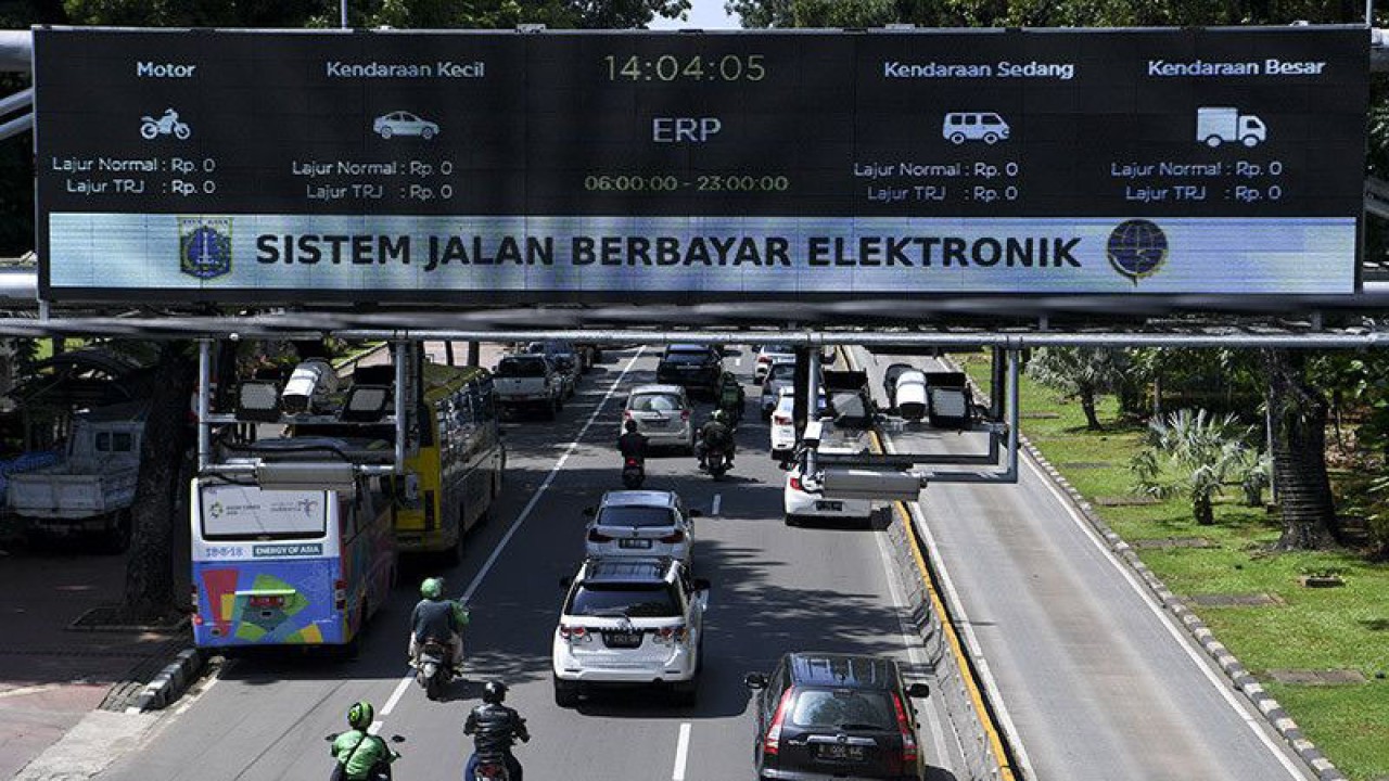 Arsip Kendaraan bermotor melintas di bawah alat Sistem Jalan Berbayar Elektronik (ERP) di Jalan Medan Merdeka Barat, Jakarta, Senin (2/3/2020). ANTARA FOTO/Hafidz Mubarak A/ama/aa.