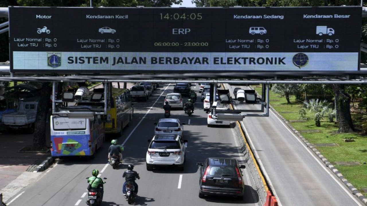 Arsip Foto - Kendaraan bermotor melintas di bawah alat Sistem Jalan Berbayar Elektronik (ERP) di Jalan Medan Merdeka Barat, Jakarta, Senin (2/3/2020). ANTARA FOTO/Hafidz Mubarak A/ama.