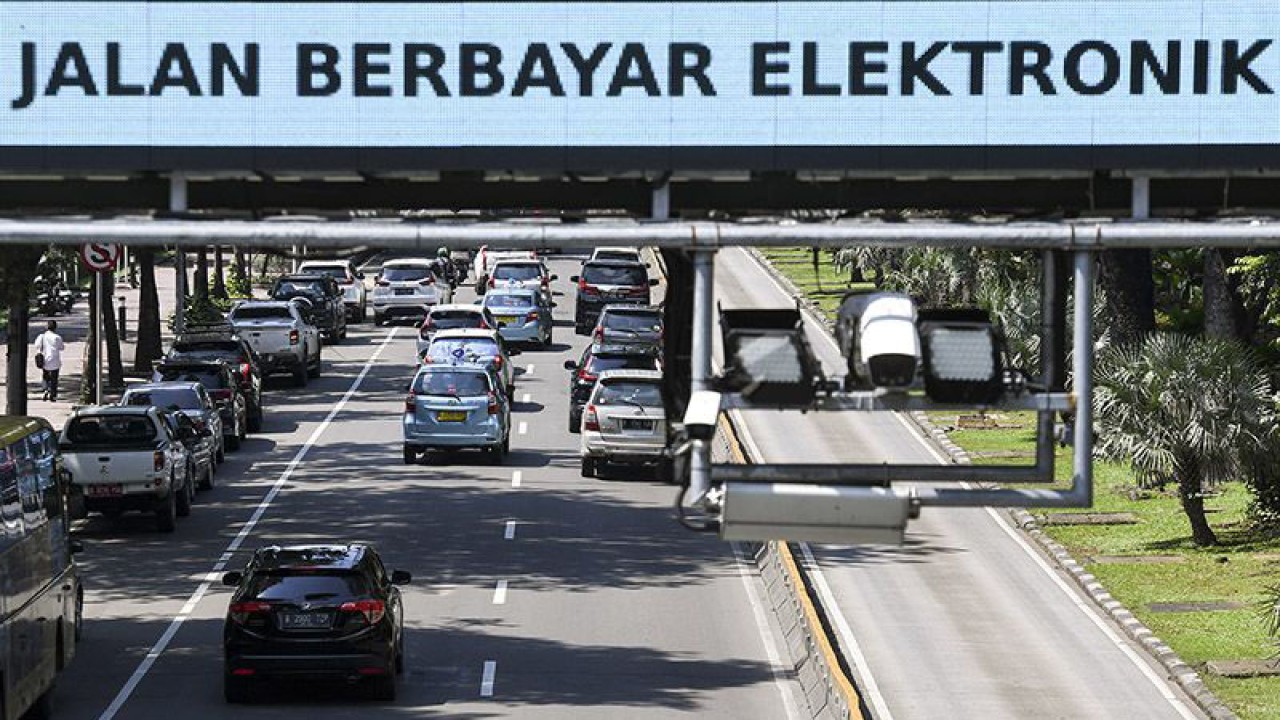 Kendaraan bermotor melintas di bawah alat Sistem Jalan Berbayar Elektronik (ERP) di Jalan Medan Merdeka Barat, Jakarta, Senin (2/3/2020). ANTARA FOTO/Hafidz Mubarak A/ama/aa.
