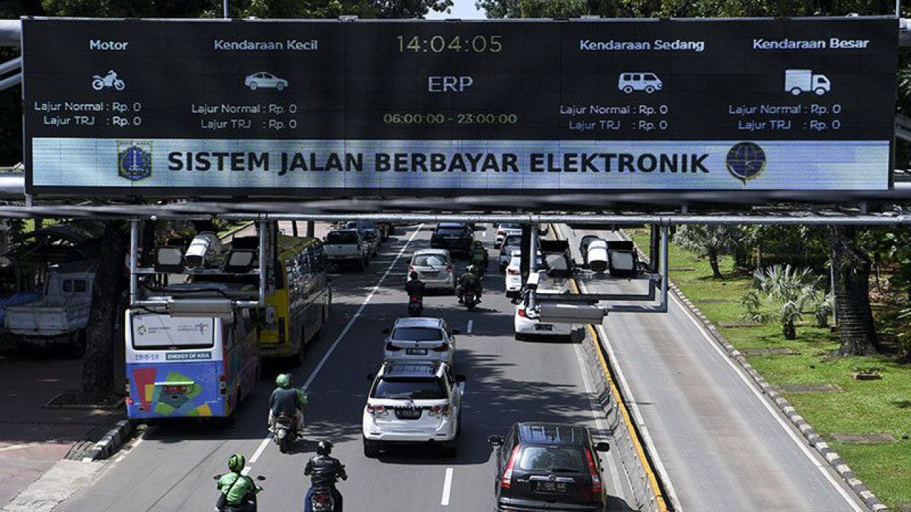 Kendaraan bermotor melintas di bawah alat Sistem Jalan Berbayar Elektronik (ERP) di Jalan Medan Merdeka Barat, Jakarta, Senin (2/3/2020). ANTARA FOTO/Hafidz Mubarak A/ama/aa.