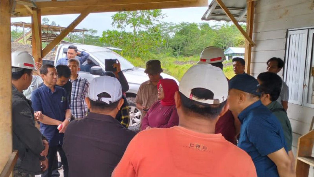 Kepala Dinas ESDM dan OPD terkait saat melakukan pemantauan lokasi tambang batu bara yang berada di Kabupaten Bengkulu Tengah. ANTARA/Anggi Mayasari