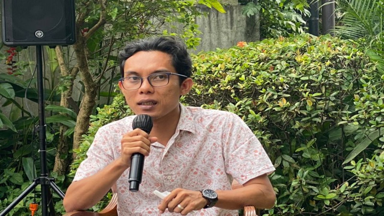 Kurator sekaligus Pegiat Arsip Esha Tegar Putra dalam Pameran "Membaca Soedjatmoko dari Rumah dan Ingatan" yang diikuti di Jakarta, Senin (9/1/2023). (ANTARA/Hreeloita Dharma Shanti)