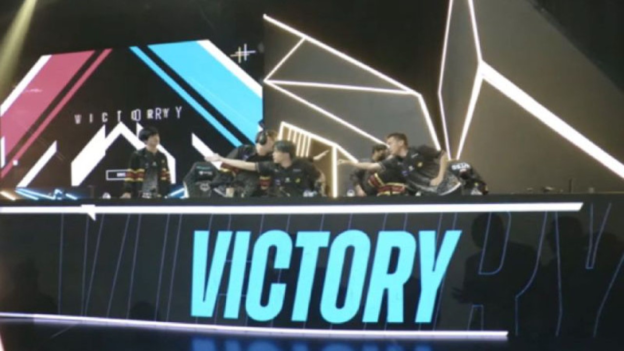 Reaksi kemenangan tim Indonesia Onic Esports usai mengalahkan tim Peru Malvinas Gaming pada pertandingan hari ketuga Grup Stage M4 World Championship di Bali United Studio, Jakarta, Selasa (3/1/2023). (ANTARA/youtube/Mobile Legends:Bang-Bang)