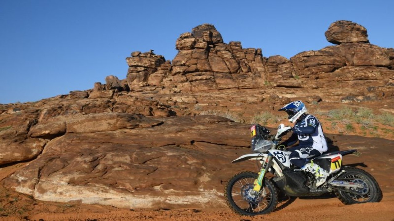 Pebalap Argentina Luciano Benavides menjalani etape empat Reli Dakar 2023 di Ha'il, Arab Saudi. (4/1/2023) (AFP/FRANCK FIFE)