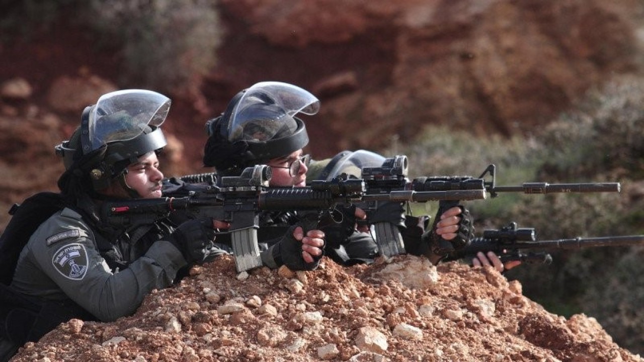 Arsip - Polisi perbatasan Israel bersiaga memegang senjata mereka dalam bentrokan dengan para pengunjuk rasa Palestina di Desa Beit Dajan di timur Kota Nablus, Tepi Barat, Jumat (18/12/2020), menyusul aksi protes yang menentang perluasan permukiman Yahudi. ANTARA FOTO/Xinhua/Nidal Eshtayeh/pras.