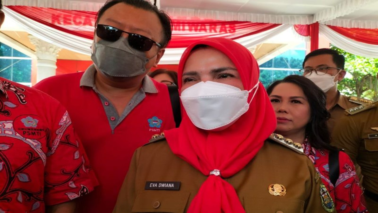 Wali Kota Bandarlampung Eva Dwiana memberikan keterangan di Bandarlampung, Senin (16/1/2023). (ANTARA/Dian Hadiyatna)