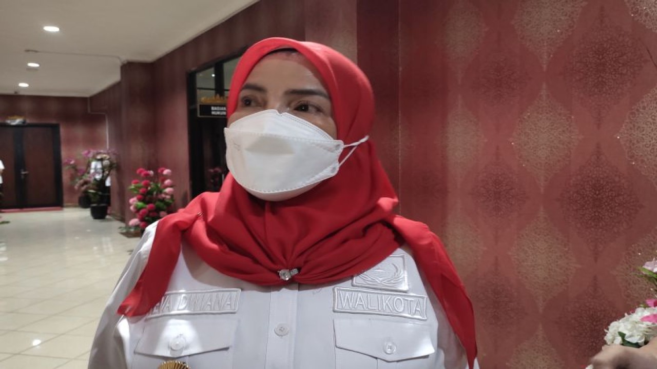 Wali Kota Bandarlampung Eva Dwiana saat dimintai Keterangan. (ANTARA/Dian Hadiyatna)