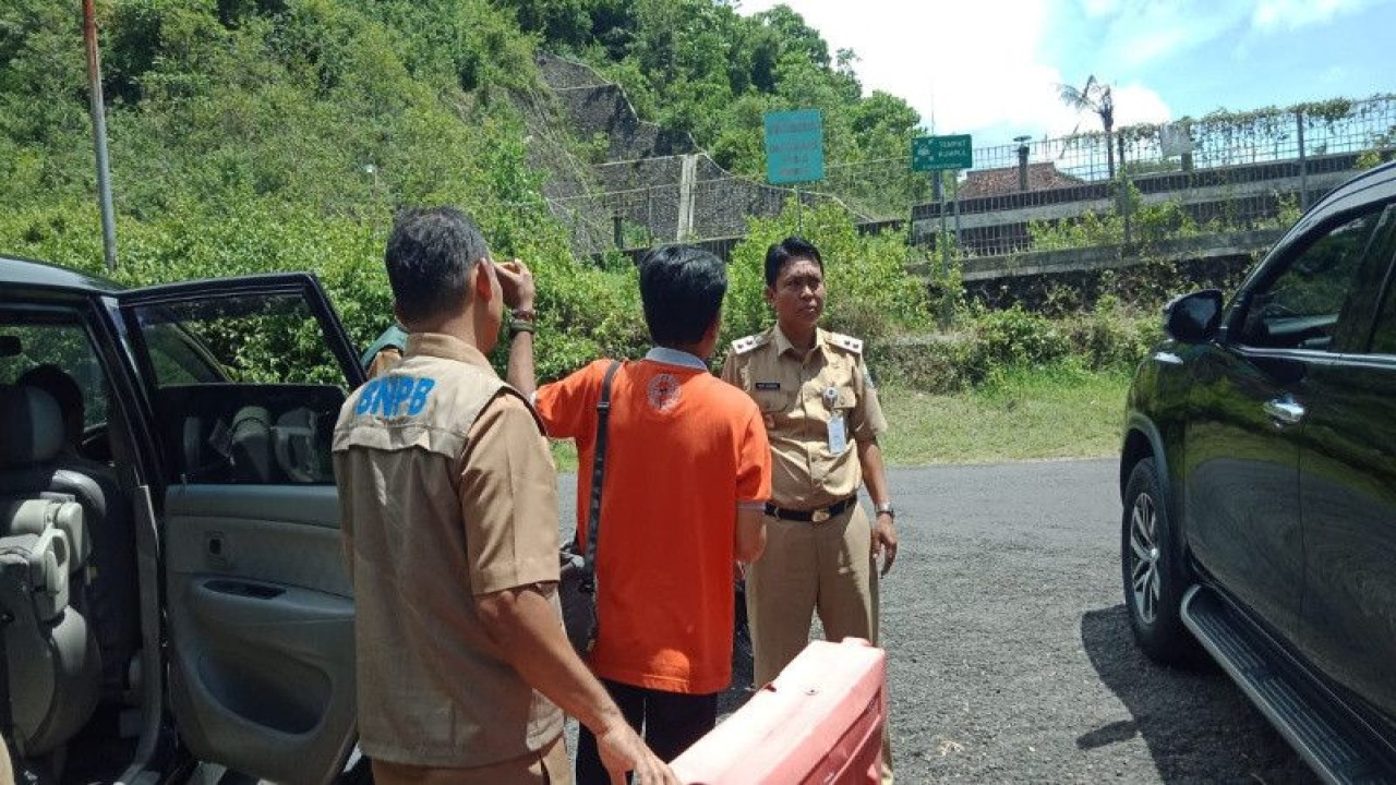 Petugas melakukan pengecekan jalur evakuasi di Desa Kemadang, Kabupaten Gunungkidul. (ANTARA/HO-Dokumen BPBD Gunungkidul)