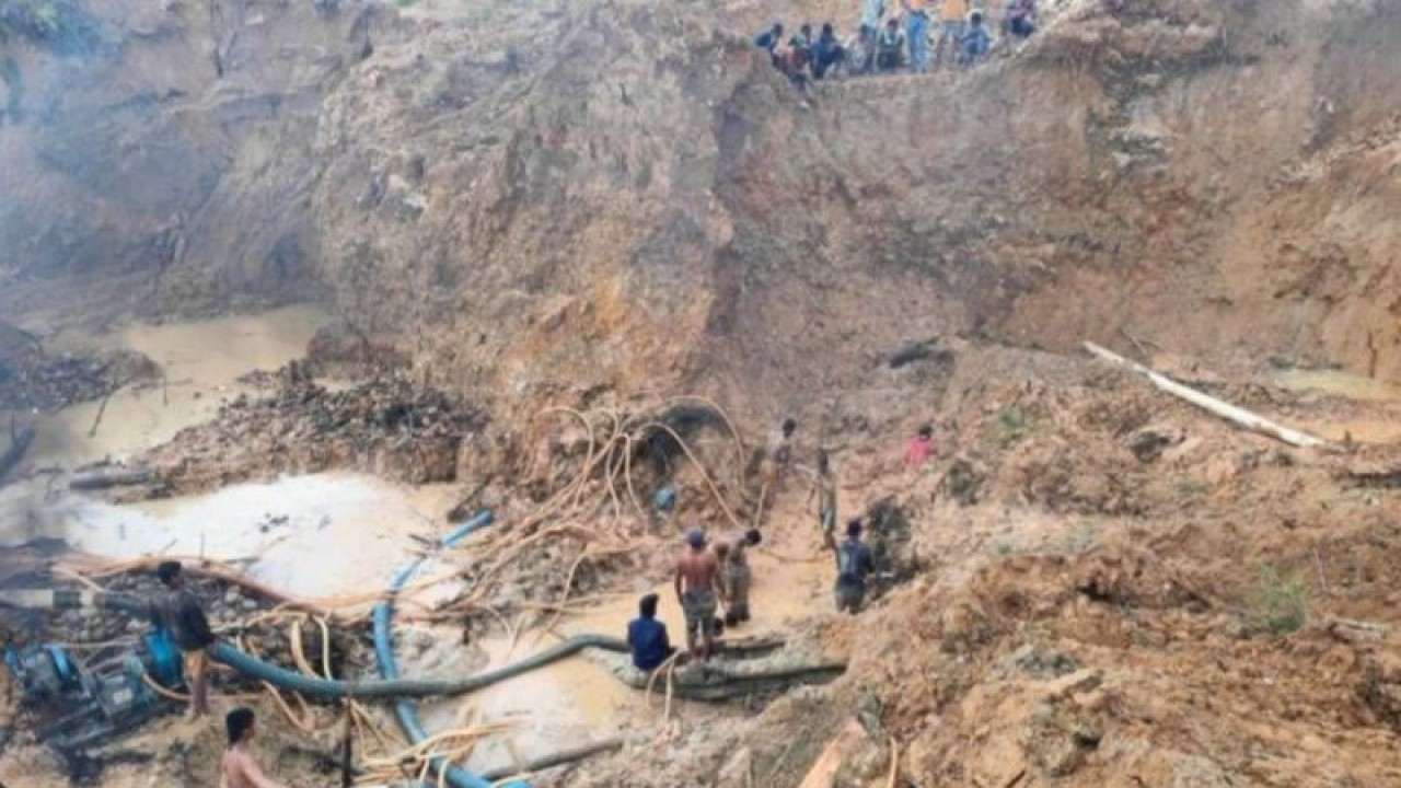 Proses evakuasi korban tambang emas di Kelurahan Tapus, Kecamatan Lingga Bayu, Madina (ANTARA/HO)