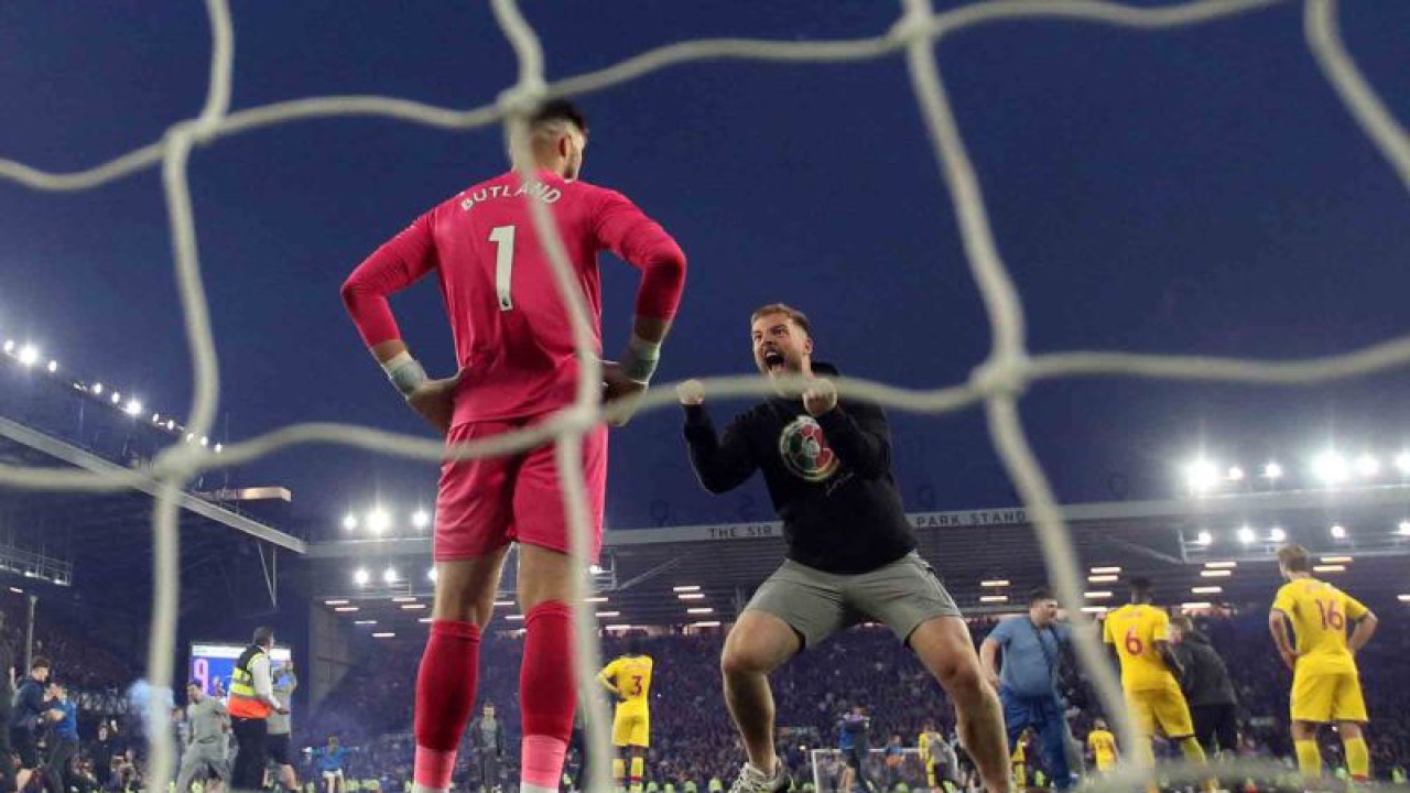 Seorang pendukung Everton berselebrasi di depan kiper Crystal Palace Jack Butland usai pertandingan lanjutan Liga Premier di Goodison Park, Liverpool, Inggris, Kamis (19/5/2022). Everton terhindar dari degradasi dan bertahan di Liga Premier usai menang 3-2 atas Crystal Palace. ANTARA FOTO/Action Images/Carl Recine/via REUTERS/wsj.