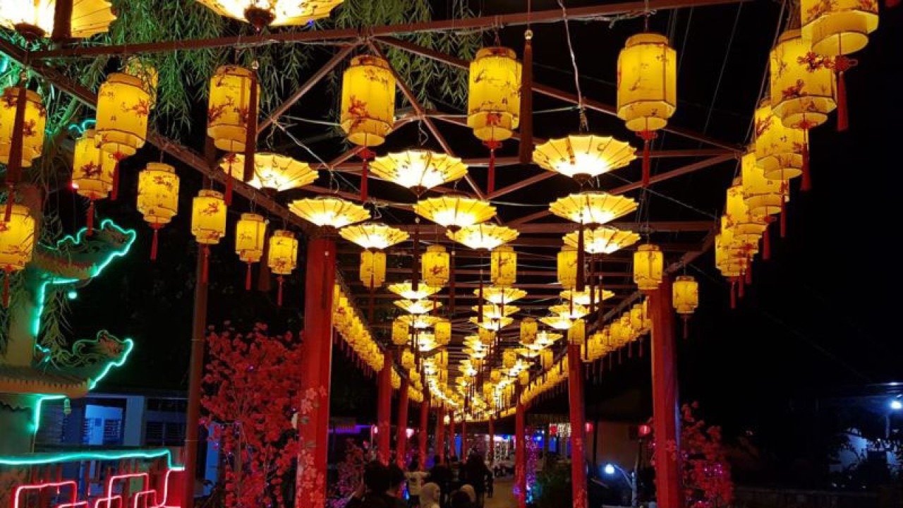 Suasana malam hari di Kelenteng Fab Zhu Khung yang terletak di Jalan P Natuna Gang Sinar, Kelurahan Pasiran, Kecamatan Singkawang Barat mempercantik diri untuk menyambut perayaan Imlek dan Cap Go Meh tahun ini. (rudi)