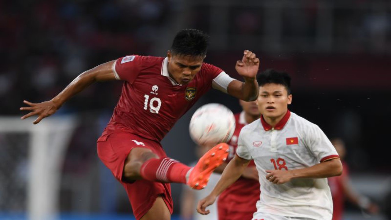Pesepak bola Timnas Indonesia Fachruddin Wahyudi (kiri) berebut bola dengan pesepak bola Timnas Vietnam Pham Tuan Hai (kanan) dalam pertandingan leg 1 babak semifinal Piala AFF 2022 di Stadion Utama Gelora Bung Karno (SUGBK), Jakarta, Jumat (6/1/2023). b ANTARA FOTO/Akbar Nugroho Gumay/aww. (ANTARA FOTO/AKBAR NUGROHO GUMAY)